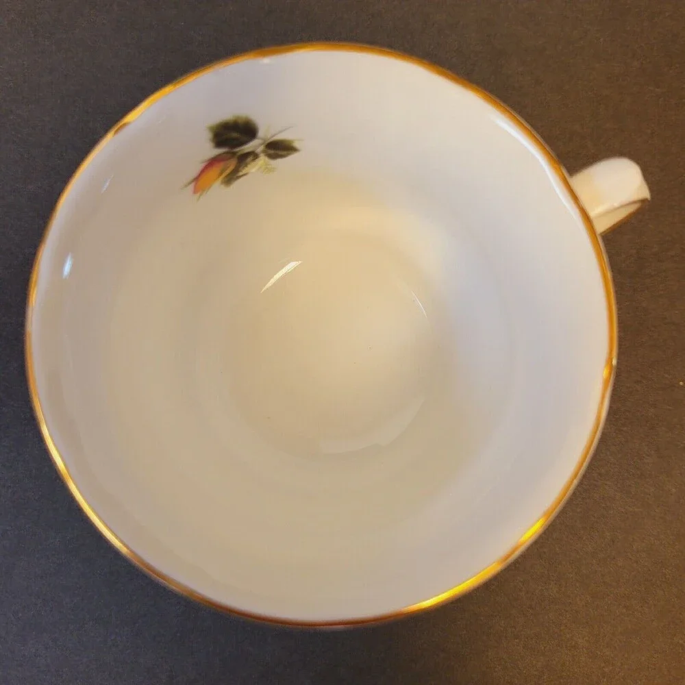 Vtg Quinn Anne Bone China Red & Yellow Cabbage Roses England Teacup And Saucer